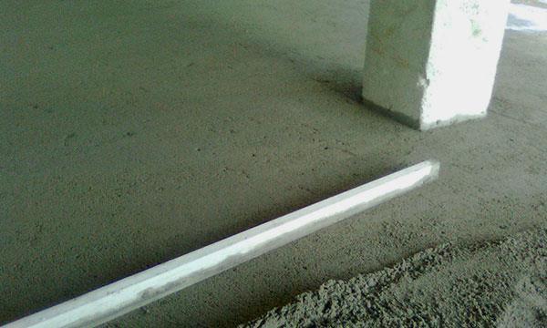 7.1.1 Contrapiso de concreto. No caso de contrapiso de concreto, deve-se aguardar pelo menos 28 dias para que se garanta a cura total do concreto.