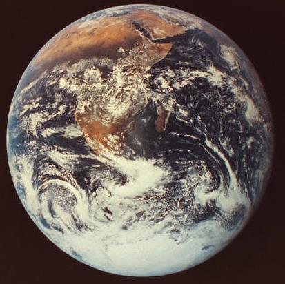 FORMA DA TERRA - A ESFERA Eratóstenes (276-197 a.c) realizou a primeira determinação do raio da Terra igual a 39.556,96 estádias 6.210 km, com erro inferior a 2%.