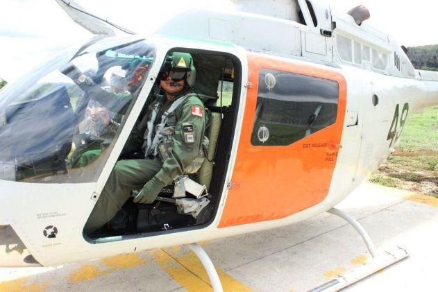 A Força Aérea da Colômbia treina forças aéreas latinoamericanas em pilotagem de helicópteros O Comando Aéreo de Combate Nº 4 (CACOM 4) está proporcionando o primeiro curso de pilotagem no helicóptero