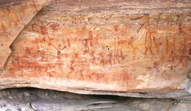 141 solo arqueológico, datado em 3350±60 112 anos BP e outra que data a queda de blocos gravados e pintados em solo arqueológico datado em 3130±50 113 anos BP.