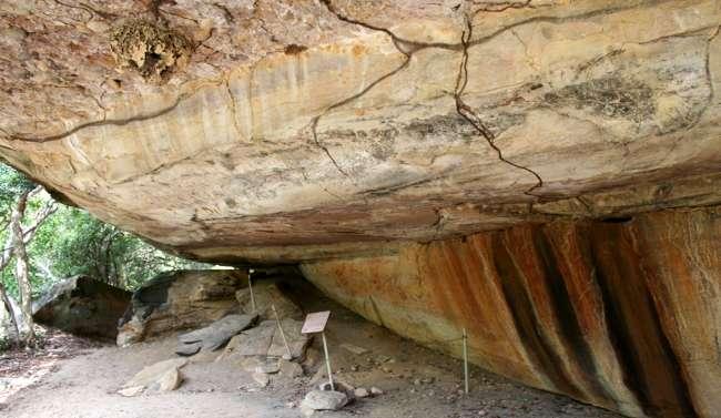 178 Componentes do Sítio: A Toca do Toca do Baixão da Pedra Preta é um abrigo 131 com cerca de 40m de comprimento por 8,5m de largura, com abertura para Sudoeste e orientação Noroeste - Sudeste.