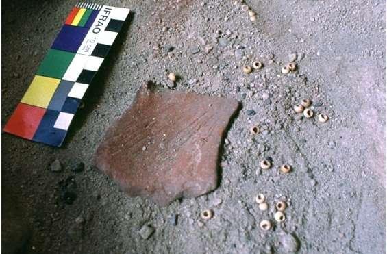 194 Entre estes vestígios, uma peça de ocre 148 encontrada no nível VII junto a fragmentos de colar e dentes humanos, foram datados em 8920±50 BP 149 anos BP.