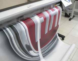 A impressão é feita diretamente em tecidos específicos, PVC, lonas e adesivos.