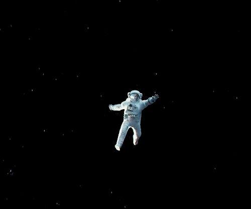 O astronauta gira infinitamente pelo espaço, sem a gravidade, atrito ou