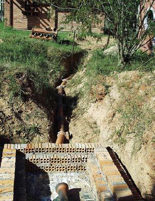 O efluente desse reator, após agregar as águas cinzas e negras, pré-tratadas, é conduzido para um leito de evapotranspiração, conforme a Figura 234.