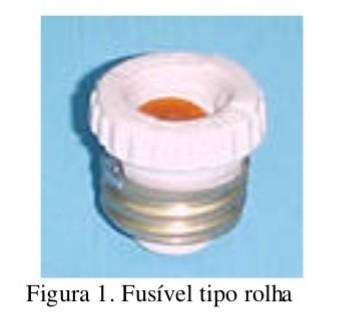 7. ESPECIFICAÇÕES A especificação de um fusível pode ser feita a partir de sua capacidade de corrente e tensão ou através de seu tempo de resposta. Abaixo temos listada as especificação. 7.1.