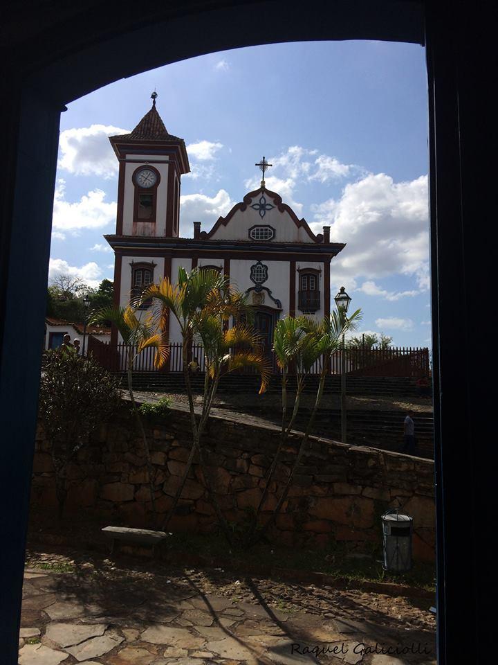 29 Fachada da Igreja São Francisco de Assis vista pela janela