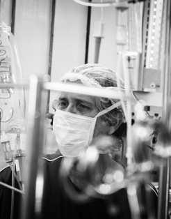 Intra-operatório Competências do anestesiologista Durante a cirurgia as funções vitais serão monitorizadas continuamente pelo anestesiologista, que tomará todas as medidas necessárias para a