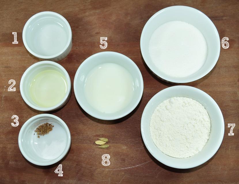 Ingredientes do Elojhelo: 1-1 xícara de água; 2-3 colheres de sopa de óleo; 3-1/8 de colher de chá de semente de cominho; 4- ¼ de colher de chá de sal; 5- ½ xícara de leite; 6-2 xícaras de açúcar