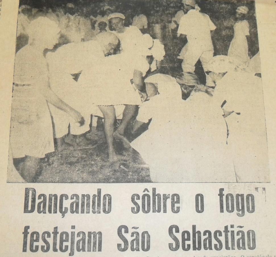 115 Figura 11 - Umbandistas andando em brasas 253 Dançando sobre brasas, engolido fogo, comendo uma espécie de pirão efervescente, ao som de tambores e cânticos indígenas, os umbandistas comemoraram