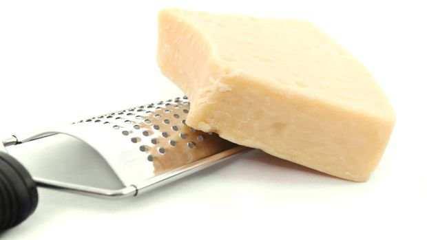 O queijo parmesão ralado apresentou uma média de 1.981 miligramas de sódio por 100 gramas de alimento.