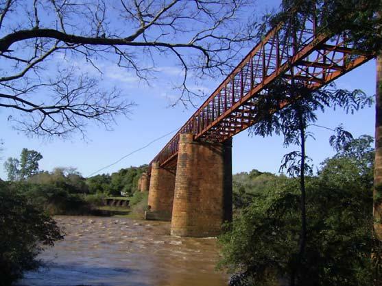 Outro elemento a ressaltar no município é a Ponte localizada sobre o rio Piratini, construção civil que sobressai na paisagem local.