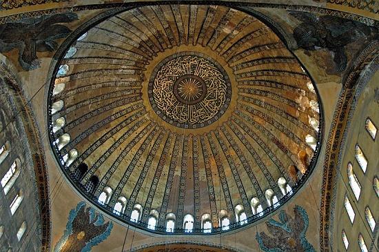 Arquitetura Bizantina O símbolo fundamental da arquitetura bizantina é a cúpula; O ponto de partida, contudo, foi o mesmo: a
