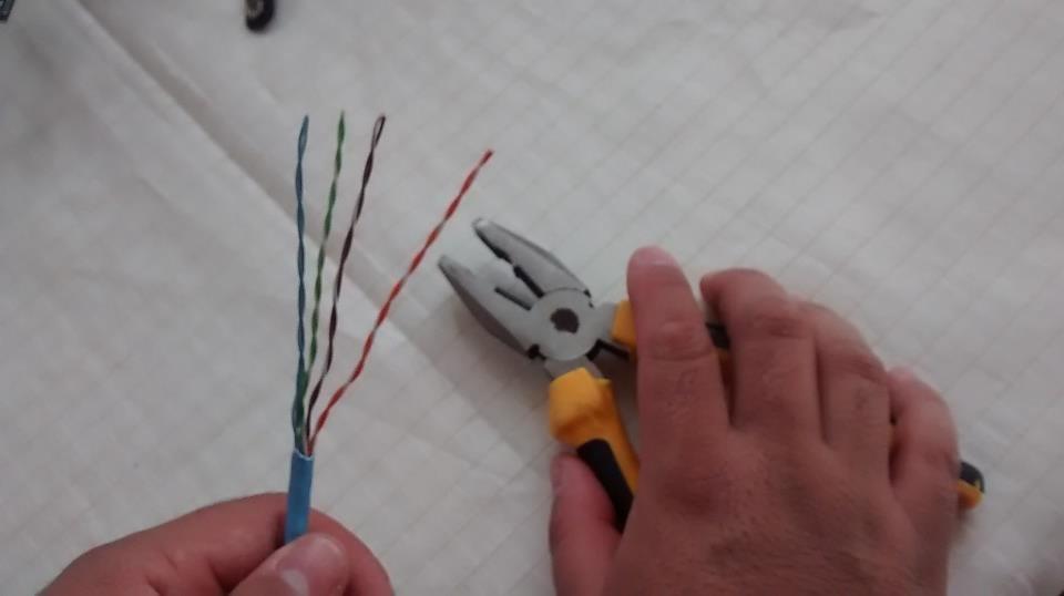 Para conectar os componentes no micro controlador, foram utilizados os fios que compõe um cabo de rede de computadores, como