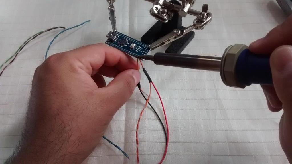 Figura 5: Soldando os fios na placa Arduino Nano.