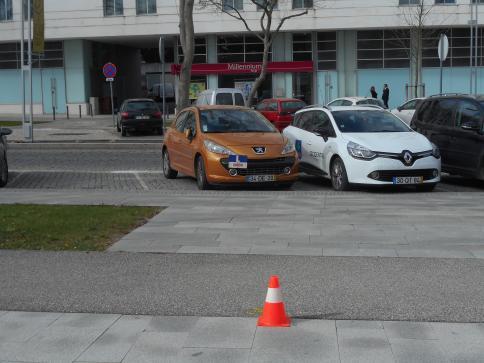 acesso à Congregação, que se encontra situada no lado contrário da via.