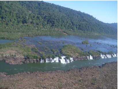 Atrativos naturais: Saltos Yucumã, em sentido longitudinal ao rio Uruguai, o qual origina uma queda de 3 km de extensão.