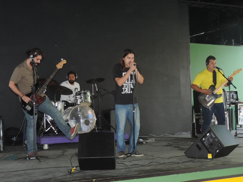 Segue um pequeno release sobre a banda: A banda foi formada em 2012, na esteira da organização e estruturação de diversos movimentos culturais na Baixada Fluminense.