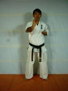 14 Postura Heiko Dachi Aplica-se com o braço esquerdo o golpe Nukite Uchi (Ataque frontal com