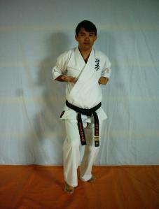 20 Postura Heiko Dachi Com o braço esquerdo aplicamos o golpe Shotei Soto Uke (Defesa com a