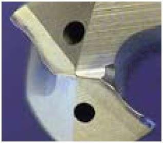 Na furação com brocas de pequeno diâmetro (D < 3 mm) e na furação profunda (L 2,5D), é comum a quebra da ferramenta devido ao