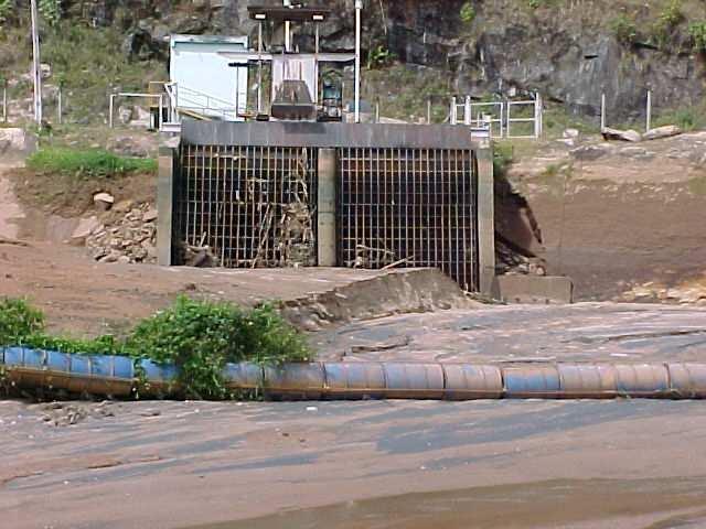 Na entrada do túnel 1A, existem duas comportas tipo vagão para controlar o fluxo de água para a barragem do
