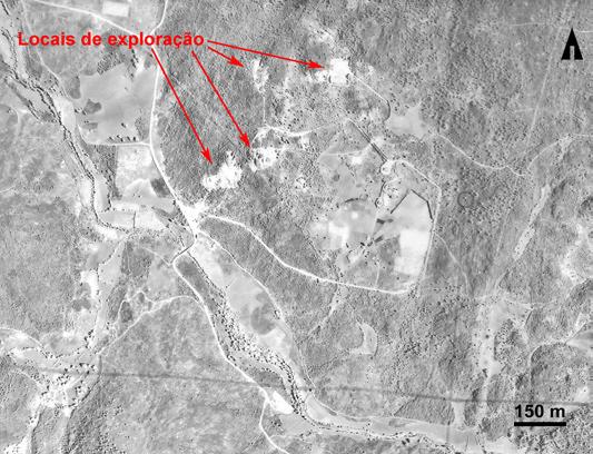 Fotografia aérea da zona de exploração do granito de Pedras Salgadas (Agosto de 1965), onde são visíveis quatro locais de exploração.