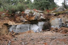 Exemplo das explorações artesanais no granito de Telões. Construções antigas com o granito de Telões (povoação de Pontido).