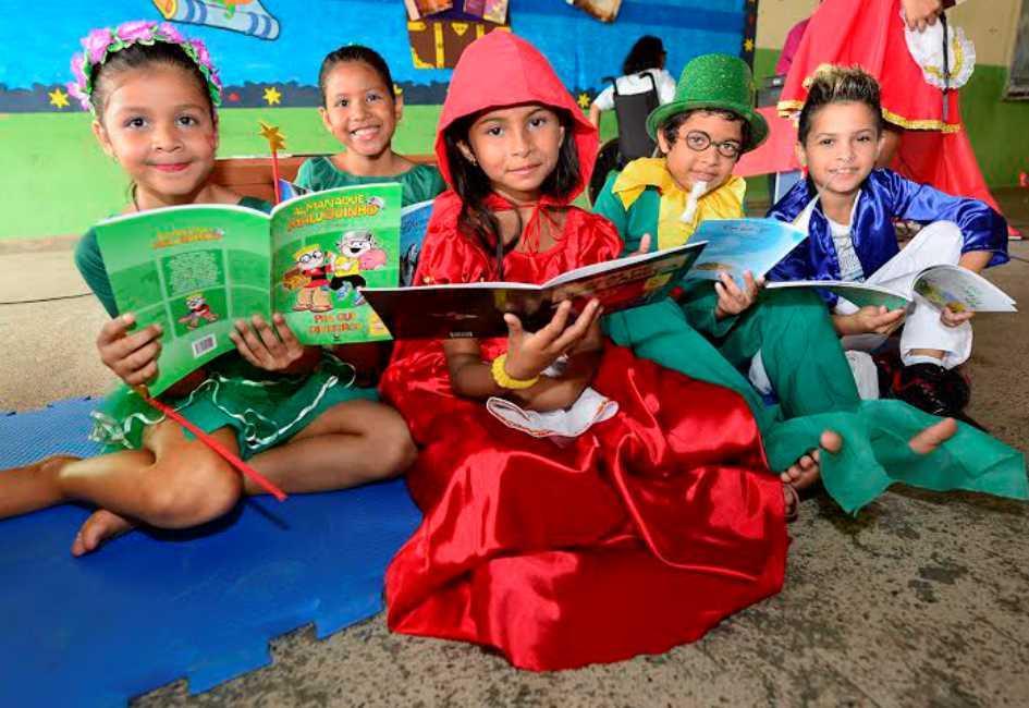 LEITURA DE LIVROS INFANTO JUVENIS Convide a classe a desenhar a parte preferida da história; Construa com a classe a maquete