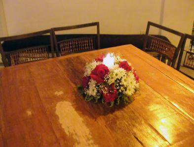 drink para convidados, 03 mesas de madeira balcão para convidados, 60