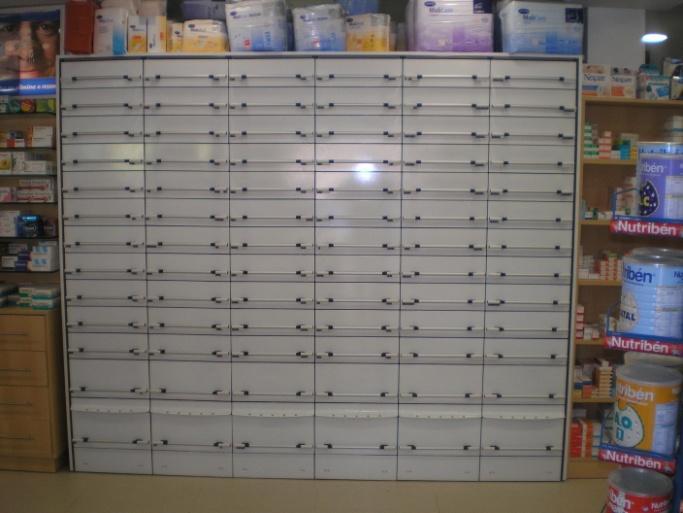 Figura 3- Armário de gavetas para produtos farmacêuticos Ao longo de toda a área para atendimento ao público existem variadas prateleiras destinadas a diferentes