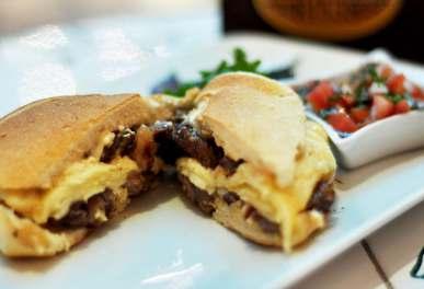 Sanduíche de Pernil R$ 26 Churrasquinho de filé-mignon com queijo no pão francês Churrasquinho de carne de sol com