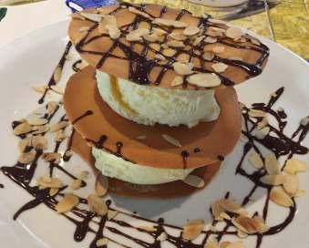 e calda de chocolate) Bolo de rolo (goiabada ou doce de leite) com sorvete de creme