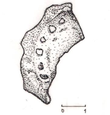 de cerâmica fina, exibindo, na área do fundo, quatro petrificações de quartzo