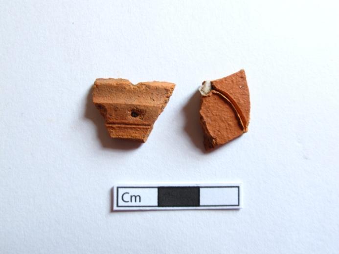 551 CPM/06-5-26 CPM/06-5-28 S Conjunto de dois fragmentos de parede de cerâmica fina empedrada com incrustações de