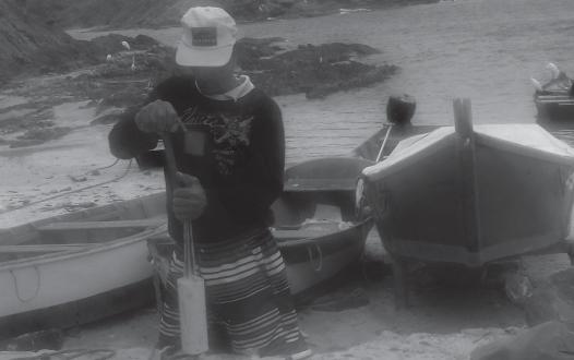 Pescador constrói âncora para seu barco usando somente as próprias mãos.