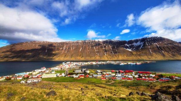 Chegase à mais inóspita e remota região da Islândia, com uma energia própria e os fiordes mais recortados. - Alojamento em Hotel de 3* em Patreksfjördur, com jantar incluído.