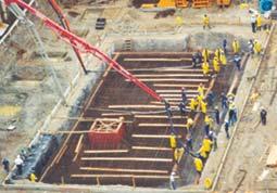 O primeiro desafio foi o desenvolvimento de um concreto com temperatura controlada, empregado no bloco de fundação (sapata principal).