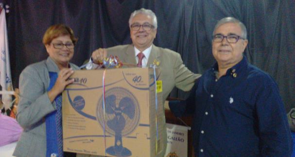 A presidente vera entregou flores às esposas dos Governadores, Monica Barbosa e Zélia Durão, nossa Associada Honorária.