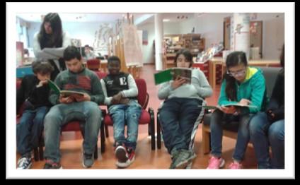 Os alunos, conduzidos pela professora bibliotecária, refletiram sobre as diferenças entre as ilustrações da nova e as anteriores edições da obra A Fada Oriana.