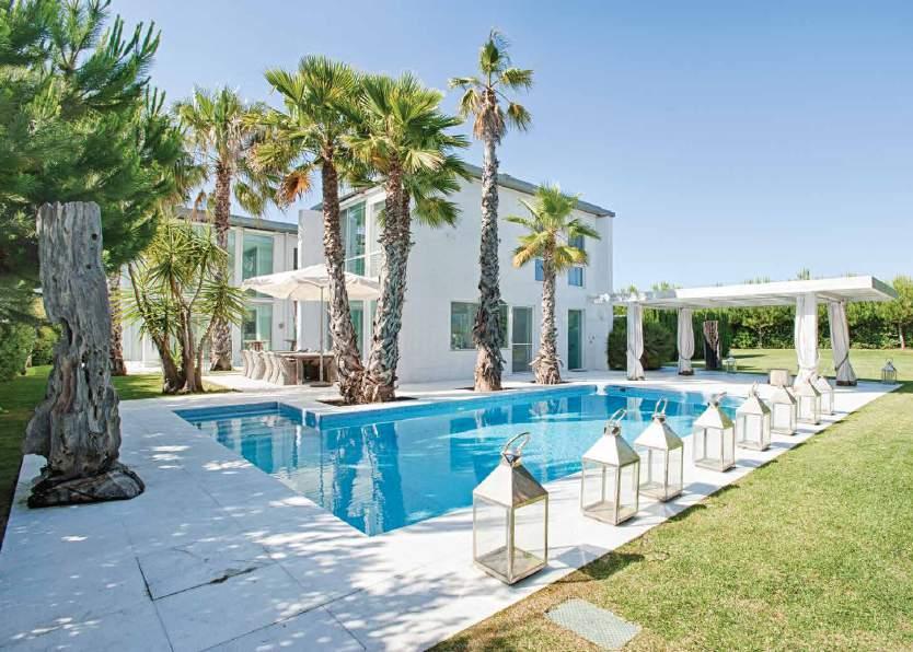 Just 60 km of Lisbon, next to the Atlantic, and with one of the best golf courses in Europe The villa consists of 4 suites Fully equipped with the best equipments of air conditioning, security and