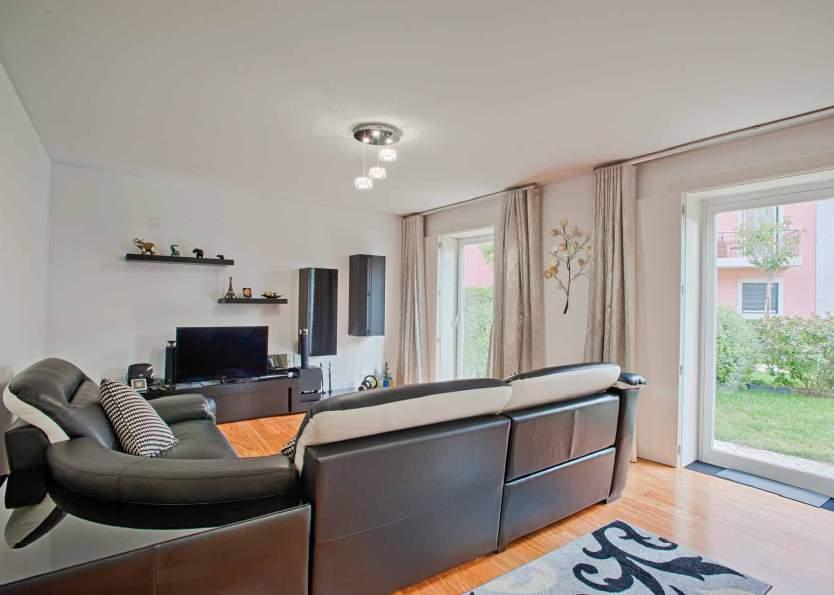 Dragoeiro in Carnide Garden, swimming pool and a communal gym The kitchen is fully equipped and has a laundry area It has a pre-installation of central heating and a