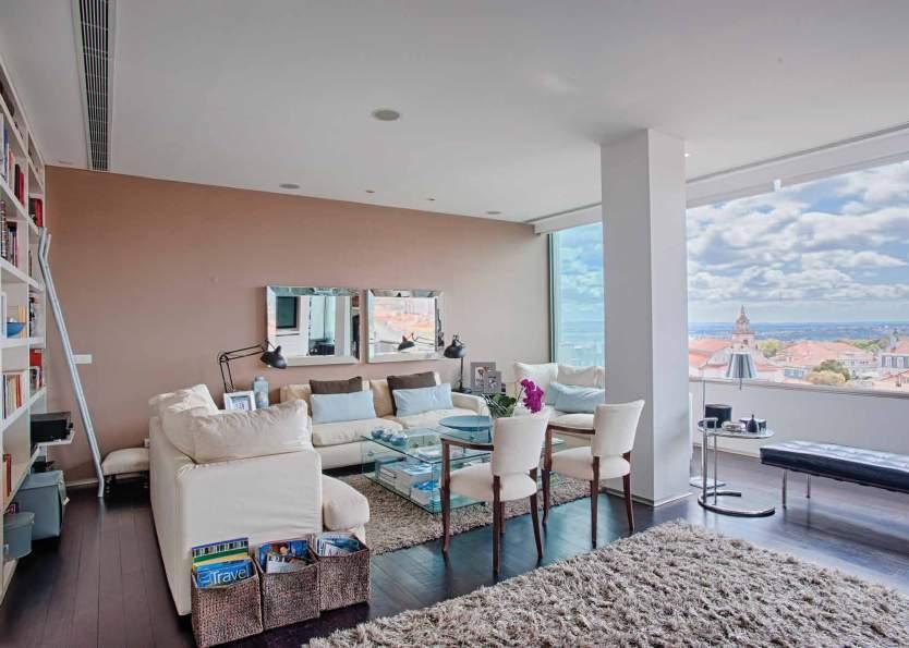 Apartment in the centre of Lisbon Beautiful view over the city, the river and the castle Apartment with large areas, exclusive finishes, background music, air conditioning throughout,