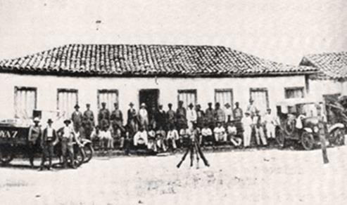 alguns momentos. Comitiva que ergueu a Pedra Fundamental em 1922, hospedada no atual Hotel Casarão, localizado na Praça Cel. Salviano Monteiro Guimarães.