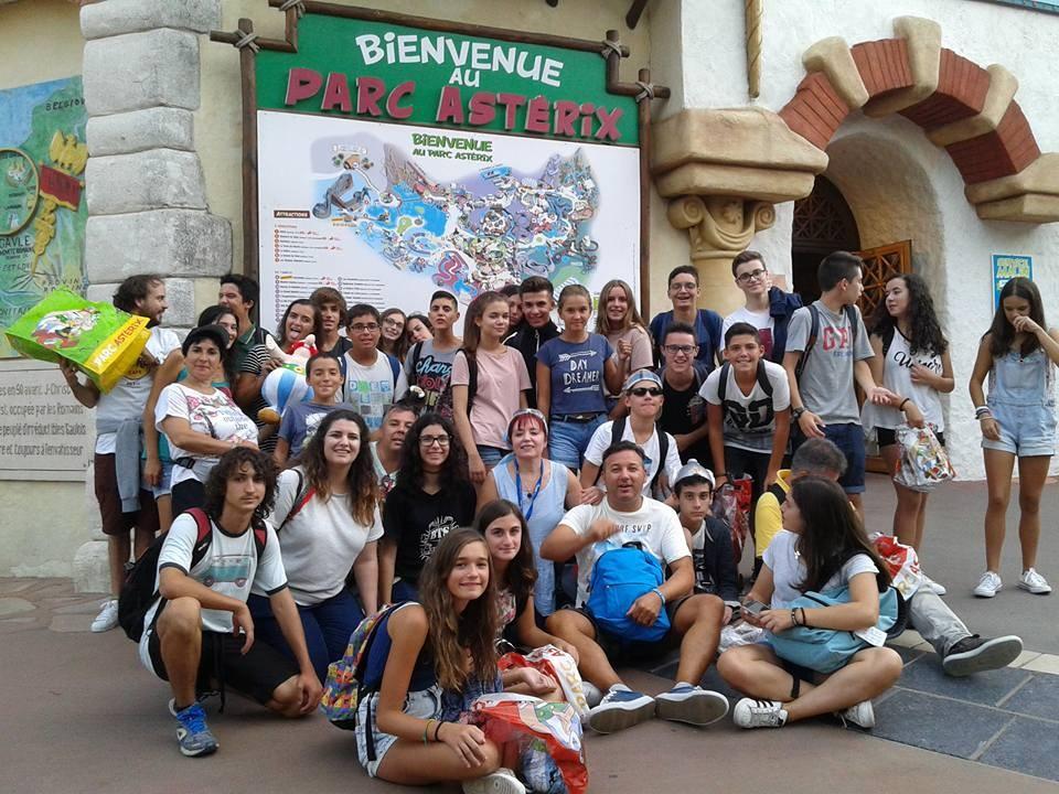 estudantes da diciplina de Francês, uma visita a França, cujo roteiro incluiu locais como Mont