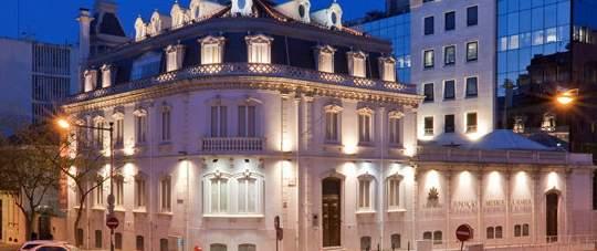 Casa-Museu Situada no centro de Lisboa, a colecção de Artes Decorativas de António Medeiros e Almeida (1895-1986) está exposta na casa de estilo parisiense que habitou e transformou em Museu em 1973.