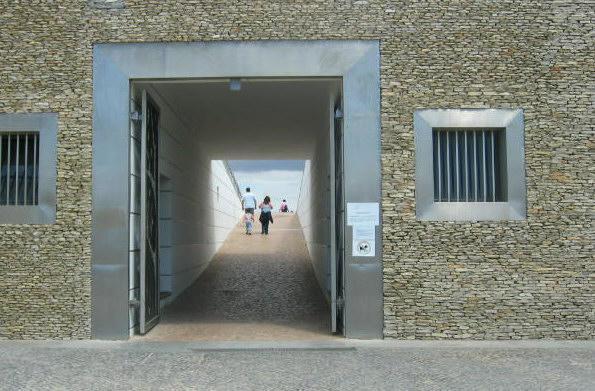 Templo da Poesia (Parque dos Poetas Terceira Fase) Direções: Da A5: Saída 7 em direção a Oeiras Na rotunda em frente ao Oeiras Parque terceira saída, direção Paço de Arcos A primeira à direita é a