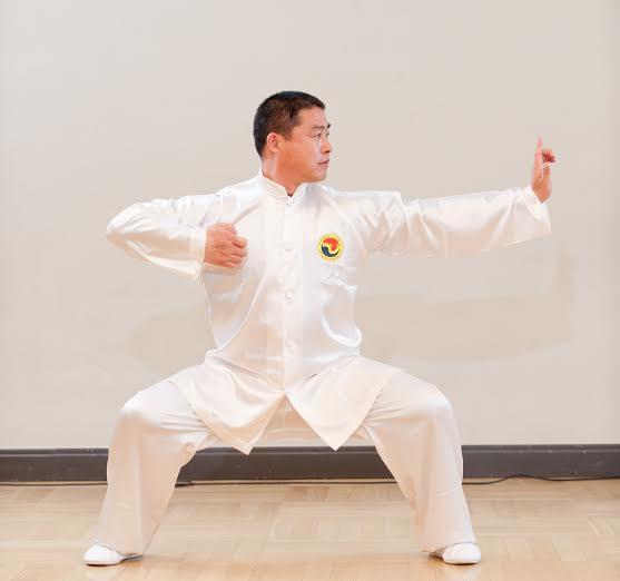 Participou da demosntração das técnicas do Encontro Nacional para o Lancamento Experimental de Qigong- Saúde em 23/Out/2003. Iniciou o ensino de Qigong- Saúde na Universidade em 2003.