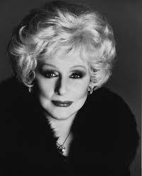 FUNDADA PELA BRILHANTE SRA MARY KAY ASH, EM 1963 NOS DALLAS, TEXAS - EUA. Uma líder visionária que criou esta Companhia por que desejava dar as mulheres uma Oportunidade de enriquecer suas vidas.