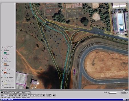 Figura 2 Detalhe da imagem IKONOS ortorretificada, com interpolador vizinho-maispróximo, e vetores da restituição, em ambiente Arcview, sem escala.